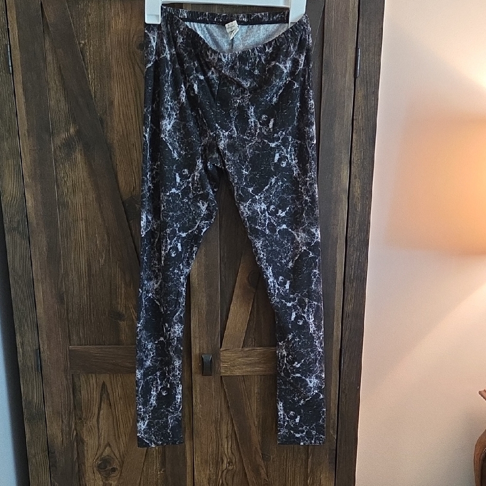 Pink Rose Black and White Marble Leggings